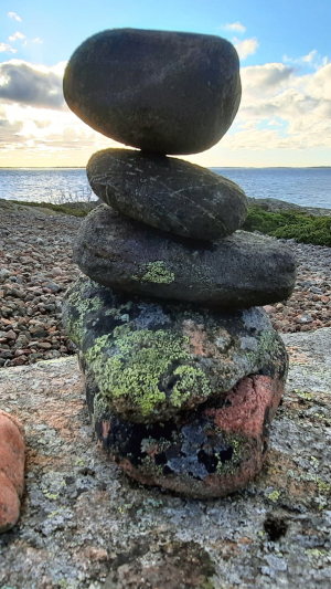 Fem runda stenar balanserar på varandra